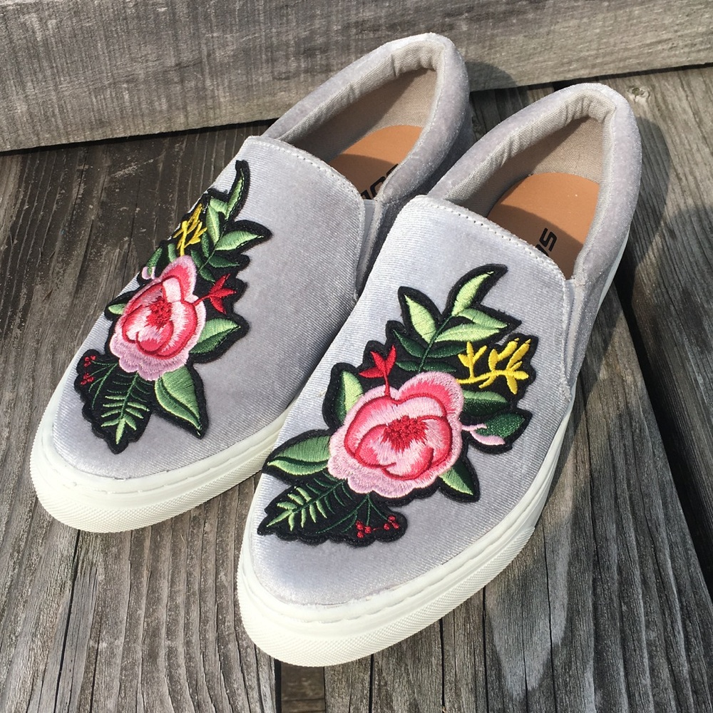 Soda Sz 5.5 Velvet Rose Embroidered Slip-On Sneakers! NEW!